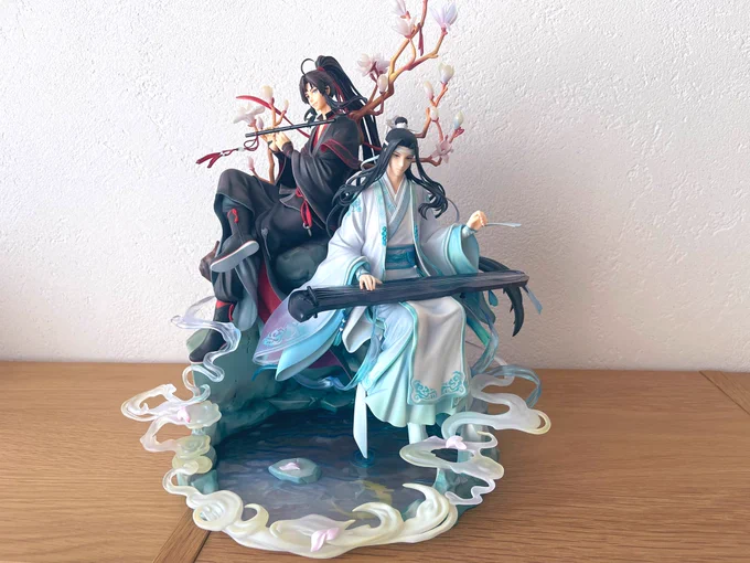 先日やっと飾れる場所が出来たので忘羨フィギュア組み立てたんだけどどの角度から見ても美しいし後ろも作り込まれてるし忘機琴の弦は張ってあるしヤバい…(語彙力消失) 