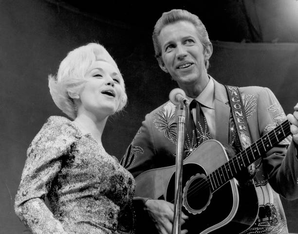 CMinPhotos's tweet photo. Dolly Parton &amp; Porter Wagoner (1967) https://t.co/HTwKbZCo00