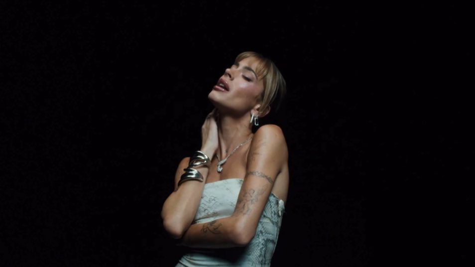 QUE PEDAZO DE MUJER TINI STOESSEL