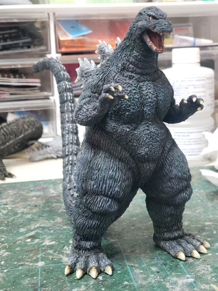 ちなみにG3ガメラに先日のTMKラドゴジも、爪や口の牙のグラデーション表現は引用ポストのリアルタッチマーカー拭き取り法を使用したグラデーション表現です。グラデション塗装を頑張ってやらずとも、5分も掛けずにここまでできます👍 #ガンプラ凄技テクニック#TMKラドゴジ #G3ガメラ #エクスプラス