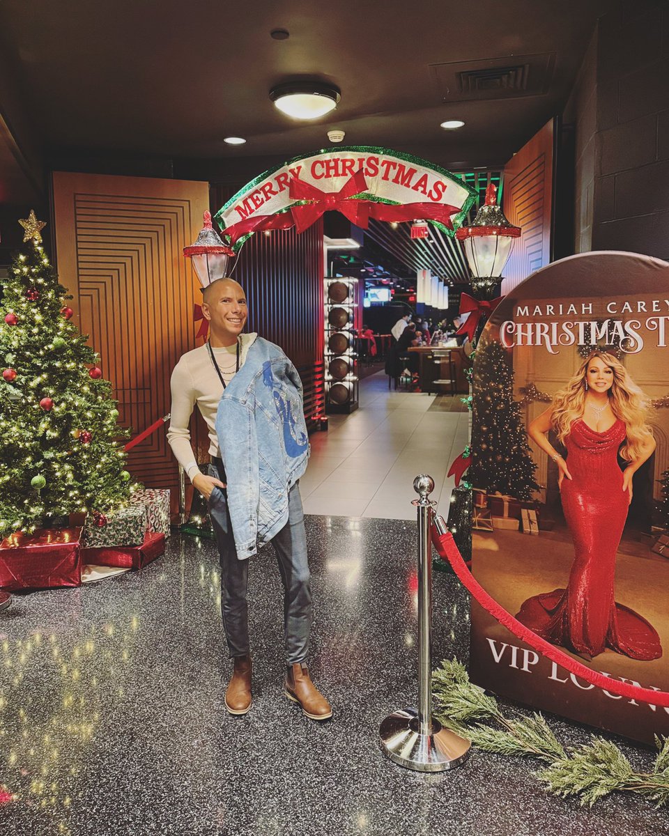 NickCarey28's tweet photo. Mariah Carey’s Christmas Time 🎄🤩✨🎼 #mariahcareyschristmastime #mariahszn #itstime #mariahcareychristmas #theelusivejourneyofalamb #tdgarden #boston #alliwantforchristmasisyou #viplivenation #lambily #moments @MariahCarey https://t.co/bv3l5ucsTZ