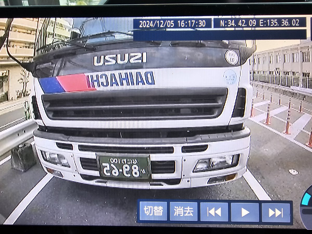 トラック危険運転。
2車線の道路が1車線に減数するところで。トラックが後ろから。もうスピードで真横に、むりくり前に入ろうとしてきて、入れなく。今度は、後ろで煽り運転。こんな人間を雇う会社はリスクだらけです。このトラックドライバーはプロとして失格や。免許の返納しろ。