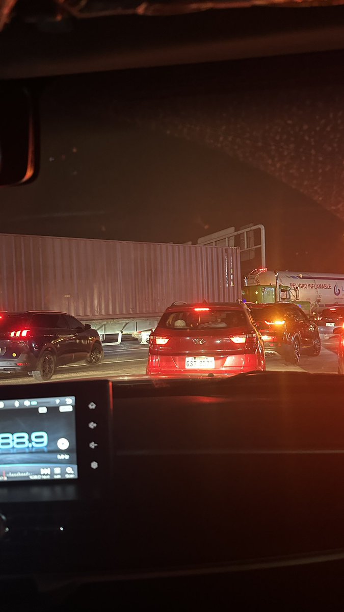 LichiDillon's tweet photo. @riocentro #riocentrodedorado deberían hacer trabajar a la @ATM_Transito @ANT_ECUADOR que en esta vía solo aparecen cuando hay choques que les convienen https://t.co/r4yH9eYlog