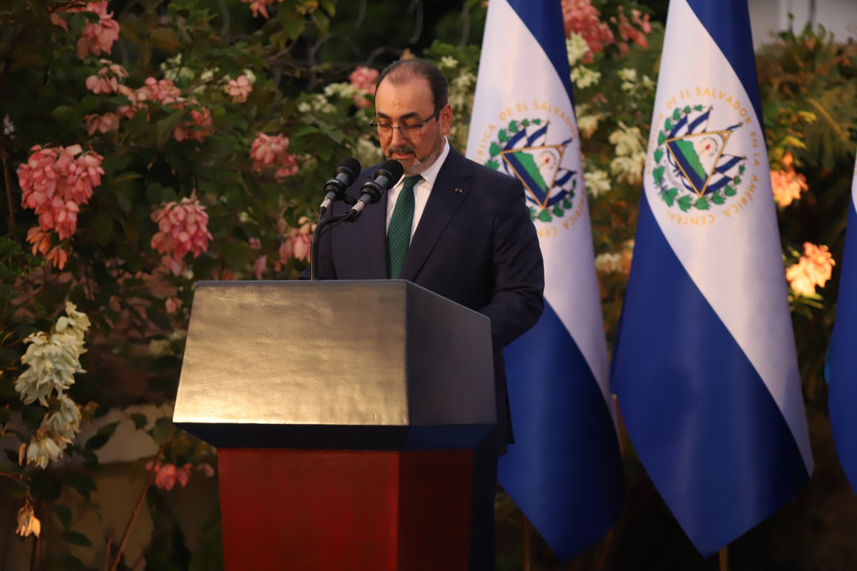 AgendaCAF's tweet photo. "Nos complace mucho entregarle hoy a El Salvador la primera piedra fundacional. El crecimiento dinámico de nuestra cartera necesita hoy este paso, poner una sede al servicio de El Salvador, de Centroamérica y de América Latina y el Caribe", @sergiodigra, presidente ejecutivo de @AgendaCAF.

🔗https://t.co/n3DJP125eX