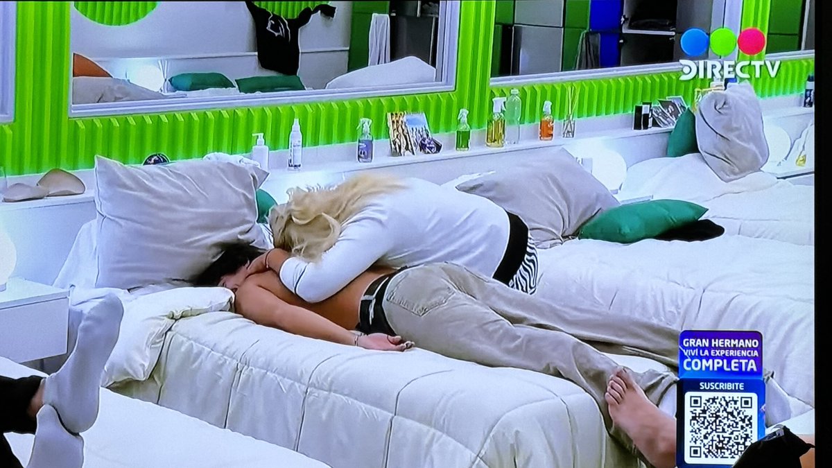 ElianaGuercio's tweet photo. Petrona le hace masajes a Renato. https://t.co/2eFM0xD6LZ