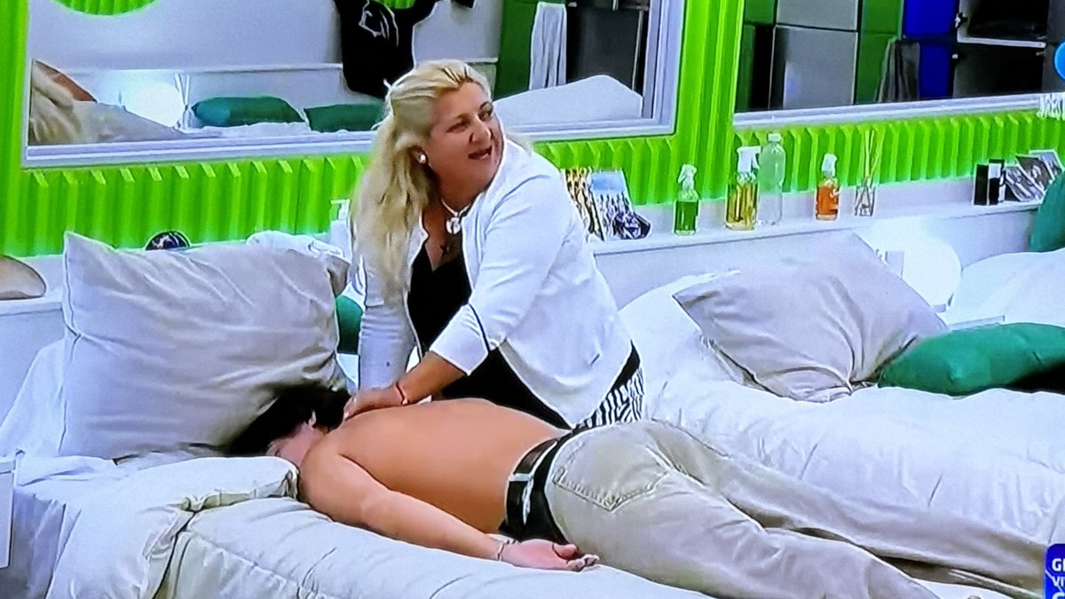 ElianaGuercio's tweet photo. Petrona le hace masajes a Renato. https://t.co/2eFM0xD6LZ