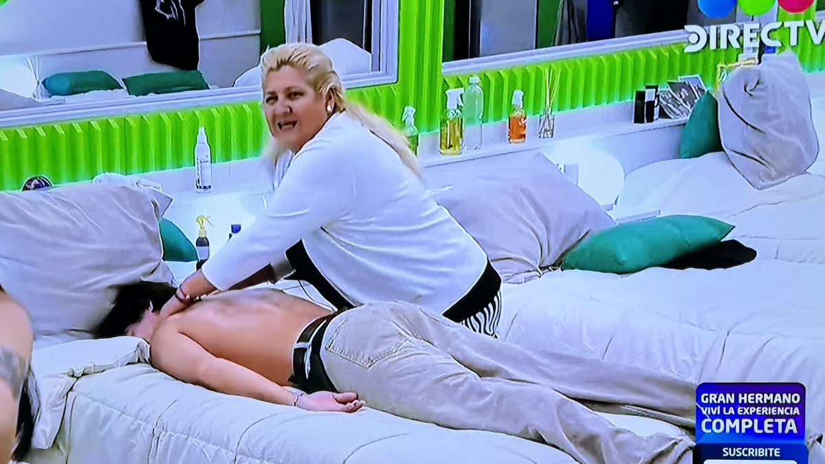 ElianaGuercio's tweet photo. Petrona le hace masajes a Renato. https://t.co/2eFM0xD6LZ
