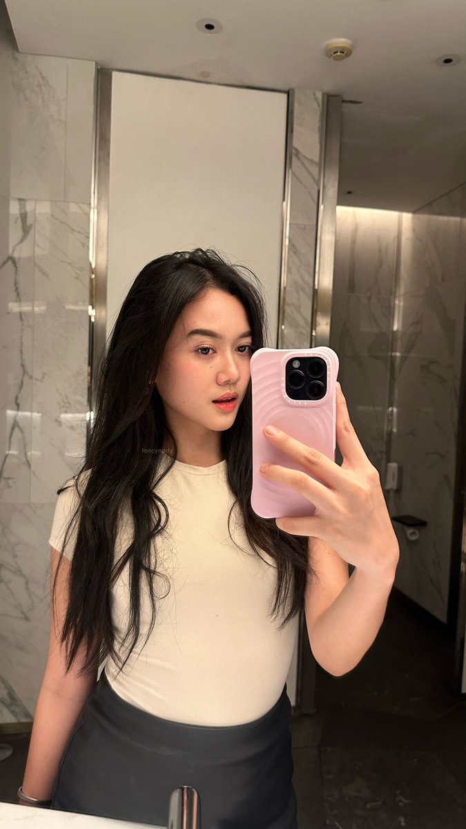 fancynady's tweet photo. mirror 🪞🩷 https://t.co/4tm0r4pkAs