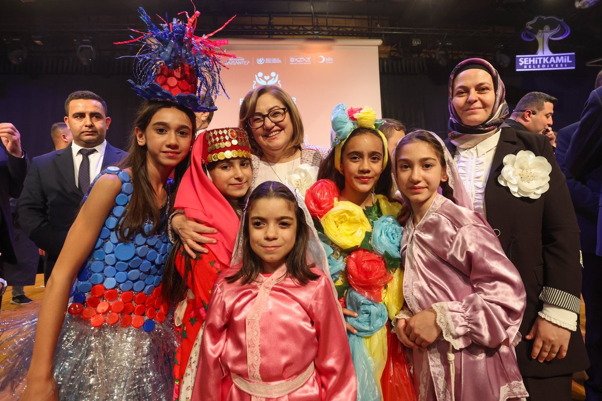 GaziantepBeld's tweet photo. #DünyaEngellilerGünü kapsamında, @OfficialKutsi'nin sunumuyla düzenlediğimiz “Dünya Engelliler Farkındalık Günü” programında çok güzel anlar yaşandı. 📸

Dünya Engelliler Farkındalık Gününde, hayalleri engellerden büyük olan herkesle bu programda buluştuk.

Hayatı paylaşmak için engel yok, hayat rengarenk ve tüm farklılıklarla güzel. ♥️