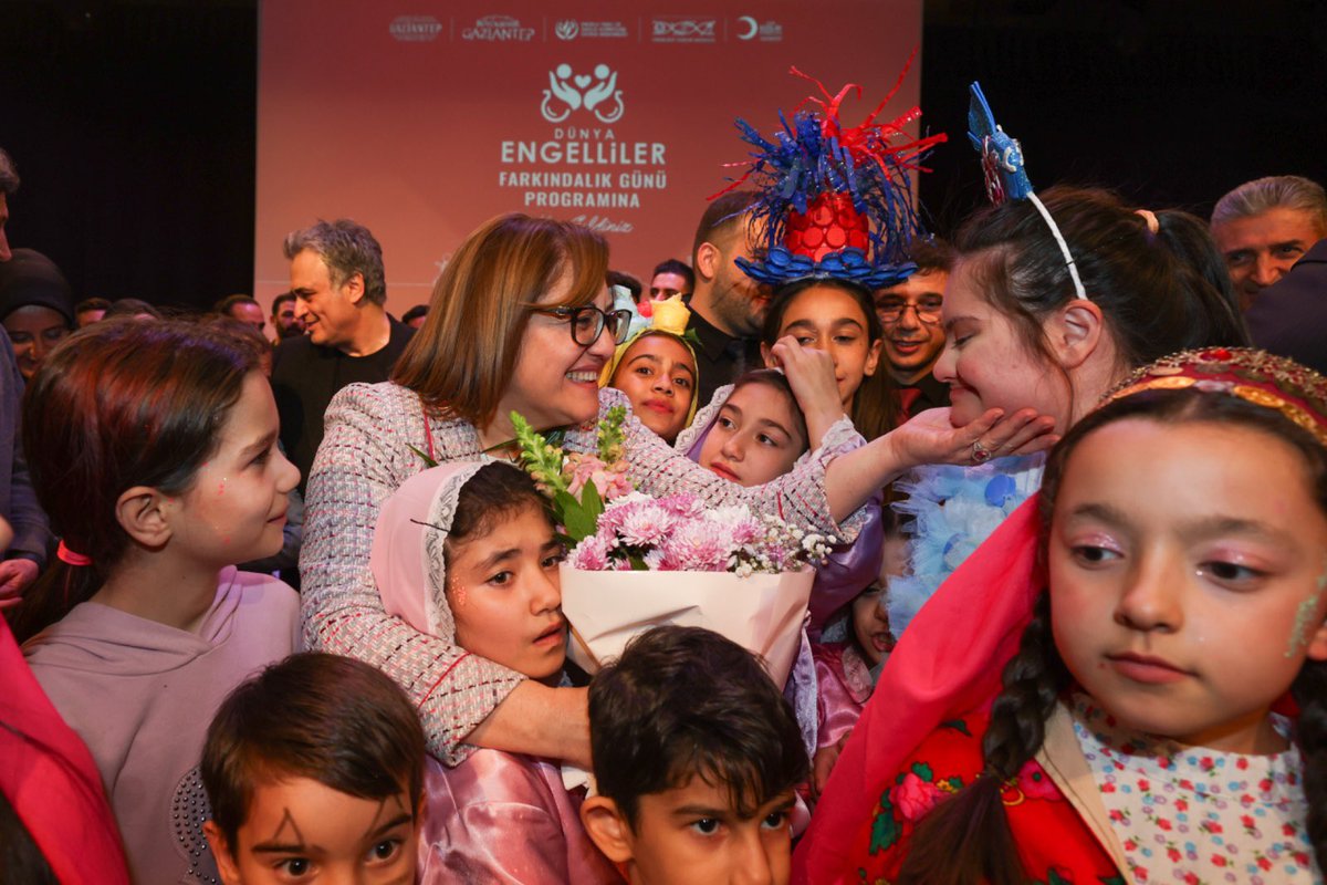 GaziantepBeld's tweet photo. #DünyaEngellilerGünü kapsamında, @OfficialKutsi'nin sunumuyla düzenlediğimiz “Dünya Engelliler Farkındalık Günü” programında çok güzel anlar yaşandı. 📸

Dünya Engelliler Farkındalık Gününde, hayalleri engellerden büyük olan herkesle bu programda buluştuk.

Hayatı paylaşmak için engel yok, hayat rengarenk ve tüm farklılıklarla güzel. ♥️
