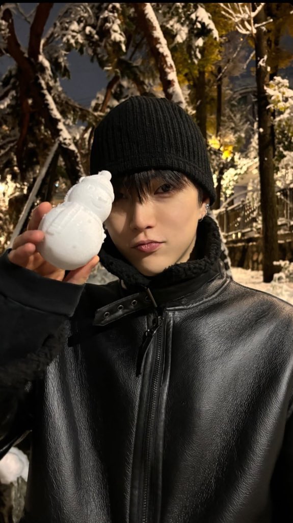 hshcat's tweet photo. 승한이가 예��에 본인은 댄디룩좋아한다, 운동화보단구두다, 얼어죽어도코트다~ 이럴때 너가어딜봐서댄디스타일인데!!하고 놀린적잇는데 요즘 승한이댄디취향왕창담은 사복 많이 볼수잇게돼서 넘조음 ㅋㅋ https://t.co/hegEccy3Q7