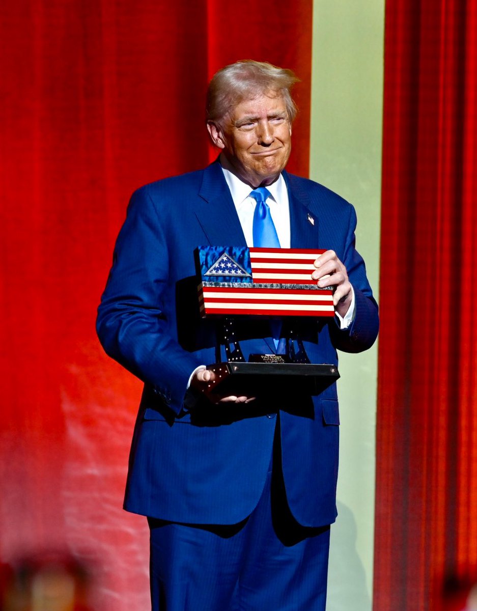PU28453638's tweet photo. Best picture of the night. 

Patriot of the Year. 🇺🇸 https://t.co/9vRGHTGzKK