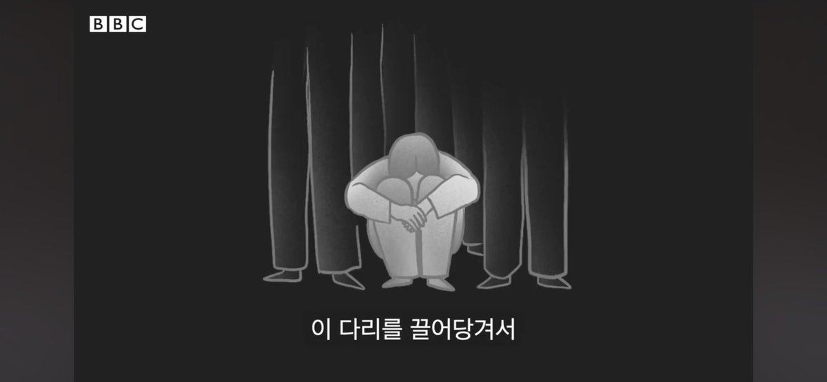시위 가시는 분들 군중 밀집 시 대피요령 한번씩 알고 가시면 좋겠네요 유튜브에 검색하면 쉽게 설명하는 영상들이 있습니다
1. 팔을 이용해 공간을 만들어 몸에 가해지는 압박 막기
2. 빠져나올 땐 보폭을 크게 하여 대각선으로 움직이기
3. 넘어질땐 무조건 빨리 일어나고, 이게 힘들 땐 태아자세