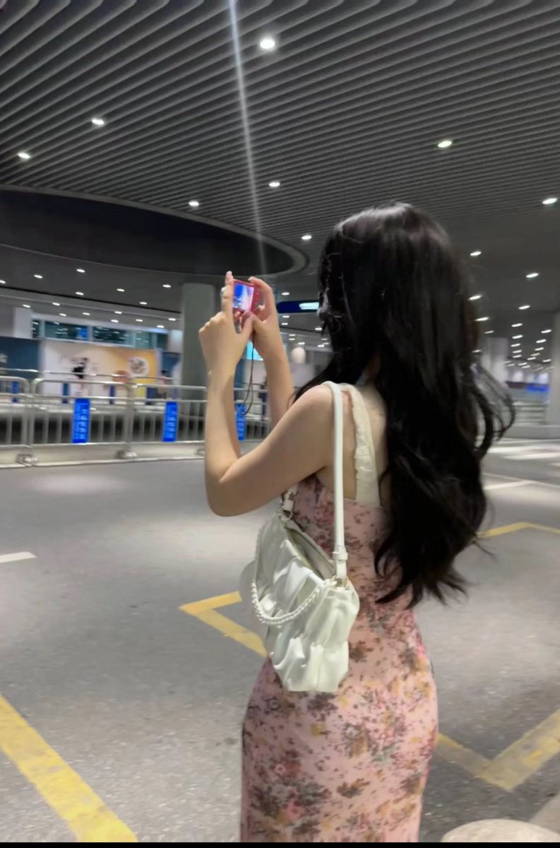 Domssssub's tweet photo. 来个妹妹，卡颜值，周六姐姐带你去香港，缺拍照搭子。 https://t.co/EeAUW5YmIv