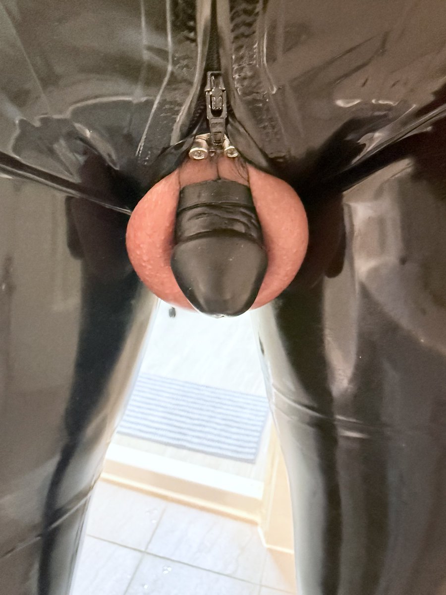 我實在不太能憋尿所以戴鎖很需要導尿
接管子出來是這樣的
要用塞子不然會一直漏解放時就拔塞
我導尿管不粗基本上就是讓他慢慢流
這時一定要保持憋尿不然尿會從你的尿道出來沒走導尿管會亂噴
尿完塞起來再把假ㄐ裝回去