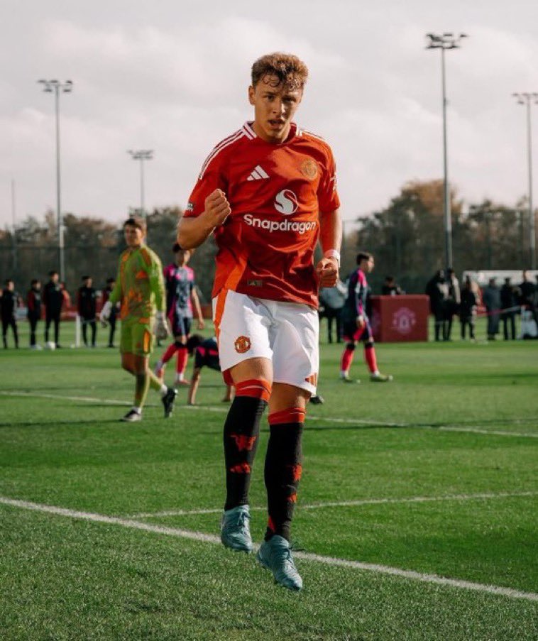 Latest #MUFC Academy Top 10s

Key:
1. Player Name
        - age, position
        - worst case scenario
        - best case scenario

(A Thread)🩸