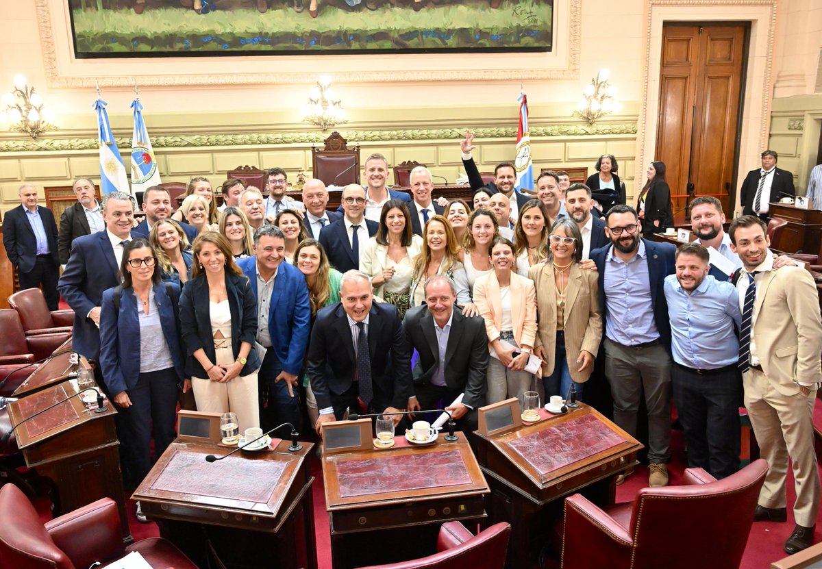 giselmahmud's tweet photo. 🌹 No vinimos a ser socios del pasado, vinimos a ser protagonistas del futuro.

Hoy, en la @CamaraDipSF, marcamos un hito trascendental al darle sanción a la Ley que permitirá avanzar hacia esta  tan esperada Reforma de la Constitución. 📜 Después de 62 años, tenemos la oportunidad de modernizarla, haciéndola más abierta, progresista e inclusiva, pensando un futuro muy prometedor para Santa Fe.

Este logro es fruto de un proceso lleno de diálogo y pluralidad de voces y proyectos que enriquecieron cada paso que dimos. 

🗣️ Vamos a hacer unidos la Constitución que soñamos.

UN DÍA HISTÓRICO! 💪