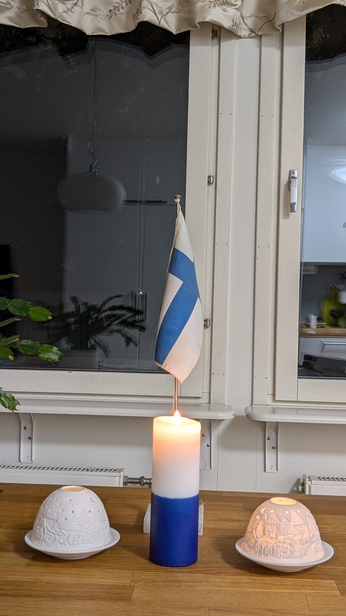JanneVaronen's tweet photo. Aamupalalle perinteisesti Suomen lippu ja kynttilät. Onnea Suomi 107 vuotta. Hyvää itsenäisyyspäivää! https://t.co/6806KYtSbo