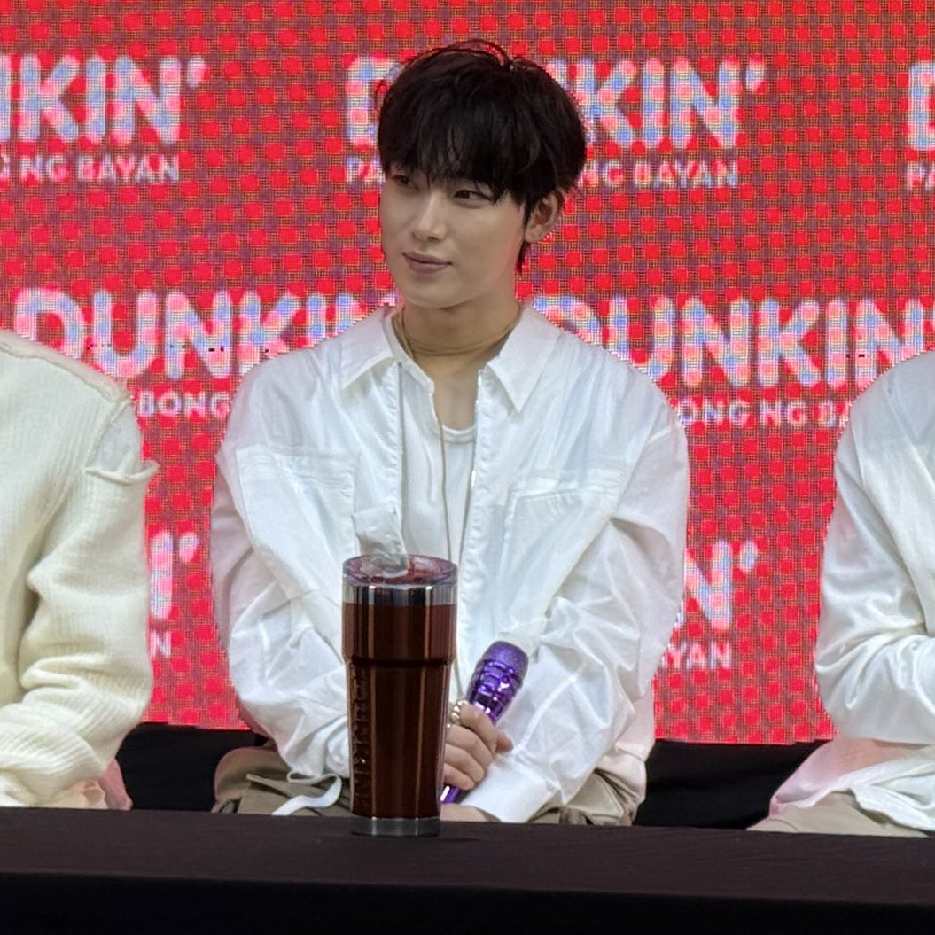 enhacake's tweet photo. the pretty guy with a purple mic 🥺🫶🏻 https://t.co/TDhSoTJx16