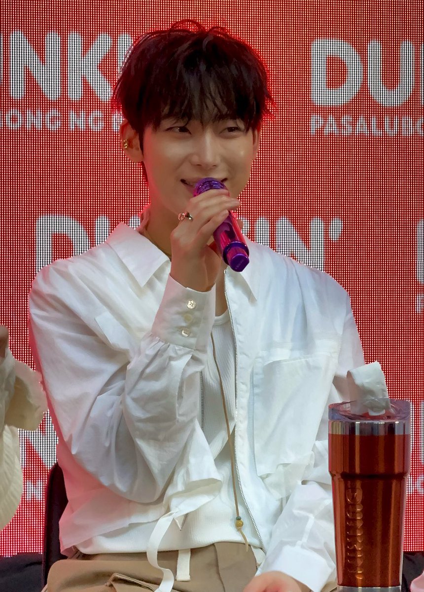 enhacake's tweet photo. the pretty guy with a purple mic 🥺🫶🏻 https://t.co/TDhSoTJx16