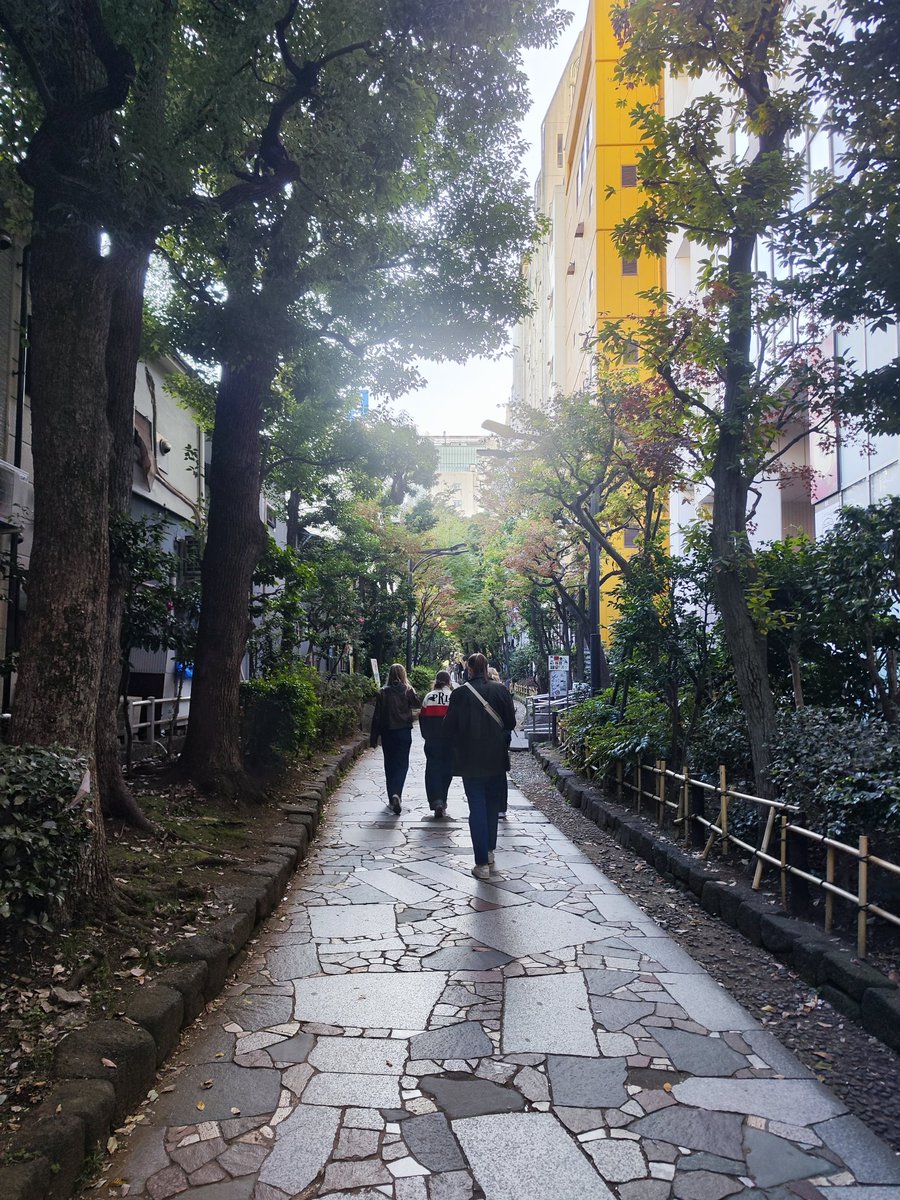 ホテルからでた後駅に直行せずに遊歩道歩きながらする雑談が物寂しいけど好き。