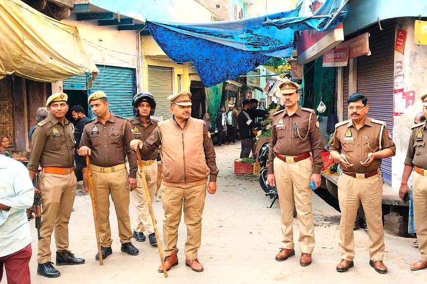 mirzapurpolice's tweet photo. #SP_Mirzapur #अभिनन्दन के निर्देशन में #CO_Chunar व #सर्किल_चुनार के थानों द्वारा कानून एवं शांति व्यवस्था के दृष्टिगत थाना क्षेत्र में भ्रमण कर शुक्रवार/जुम्मे की नमाज को सकुशल संपन्न कराया जा रहा है । तीसरी आँख ड्रोन कैमरे से रखी जा रही है पैनी नजर।
#UPPolice #Mirzapur https://t.co/e3ydX5iEGV
