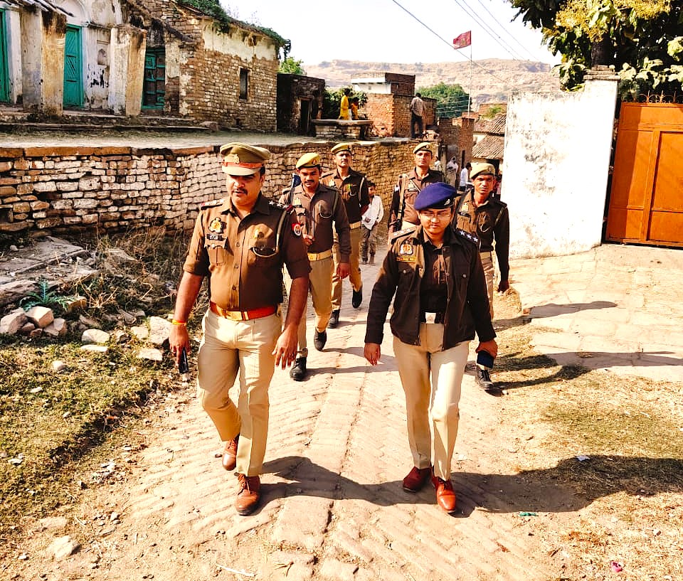 mirzapurpolice's tweet photo. #SP_Mirzapur #अभिनन्दन के निर्देशन में #CO_Chunar व #सर्किल_चुनार के थानों द्वारा कानून एवं शांति व्यवस्था के दृष्टिगत थाना क्षेत्र में भ्रमण कर शुक्रवार/जुम्मे की नमाज को सकुशल संपन्न कराया जा रहा है । तीसरी आँख ड्रोन कैमरे से रखी जा रही है पैनी नजर।
#UPPolice #Mirzapur https://t.co/e3ydX5iEGV