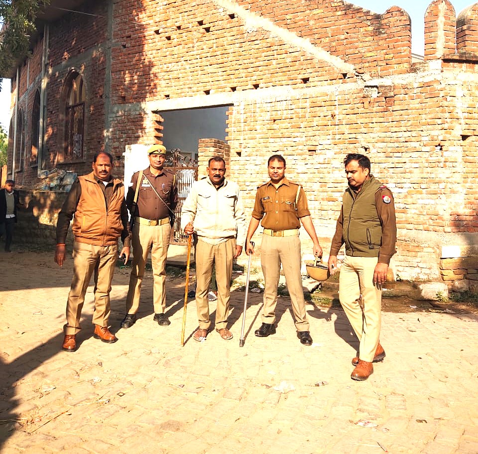 mirzapurpolice's tweet photo. #SP_Mirzapur #अभिनन्दन के निर्देशन में #CO_Chunar व #सर्किल_चुनार के थानों द्वारा कानून एवं शांति व्यवस्था के दृष्टिगत थाना क्षेत्र में भ्रमण कर शुक्रवार/जुम्मे की नमाज को सकुशल संपन्न कराया जा रहा है । तीसरी आँख ड्रोन कैमरे से रखी जा रही है पैनी नजर।
#UPPolice #Mirzapur https://t.co/e3ydX5iEGV