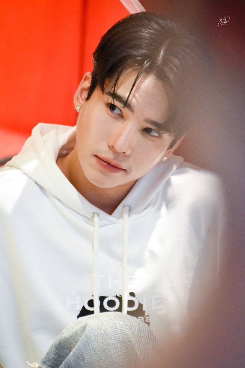 moonstar55531's tweet photo. 241203 Marc Jacobs
.
องศานี้หล่อเป๊ะมาก ✨  @mmaxmaxxxx 
.
Marc Jacobs X The Wizard of Oz 
#MarcJacobsxMaxNet #mmaxmax https://t.co/N7izy17zs7