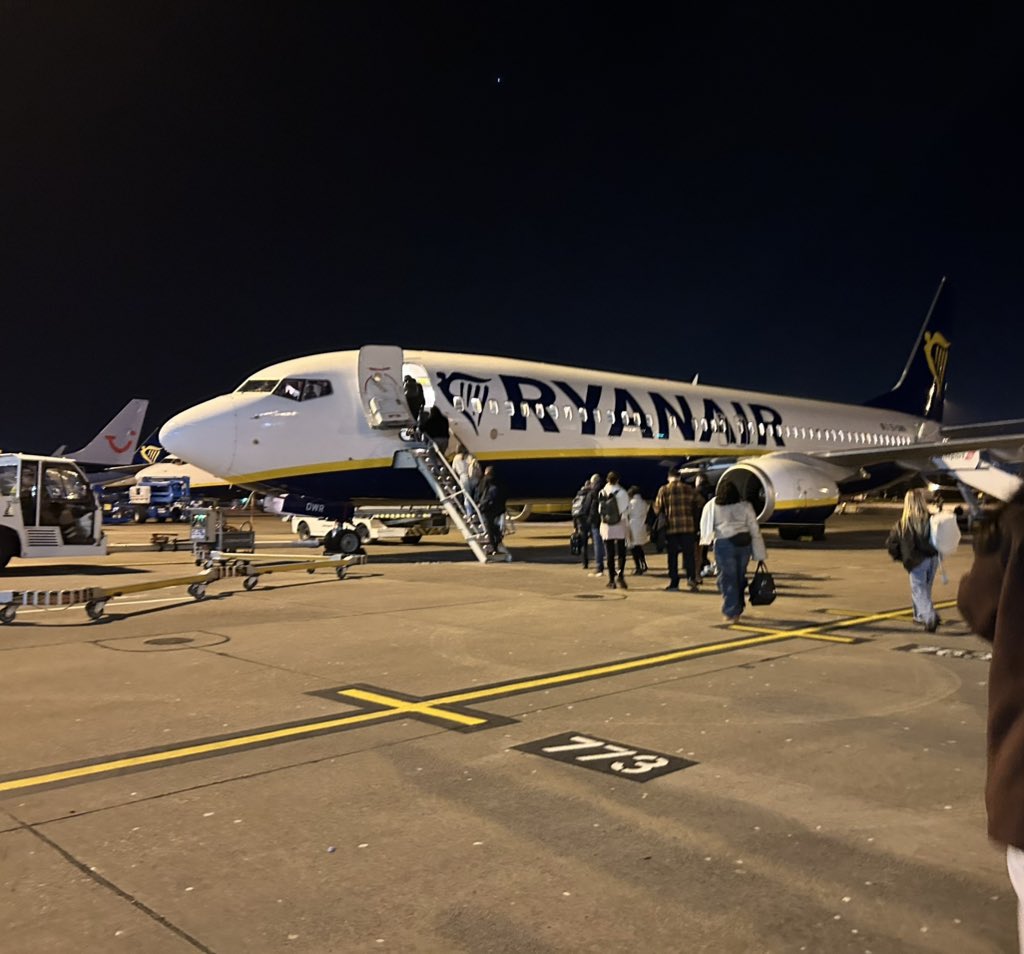Alex_Pulling's tweet photo. Early bird to Paris. Weekend of rugby awaits @Harlequins @melannwilliams 🇫🇷 https://t.co/IJfXfkgyAO