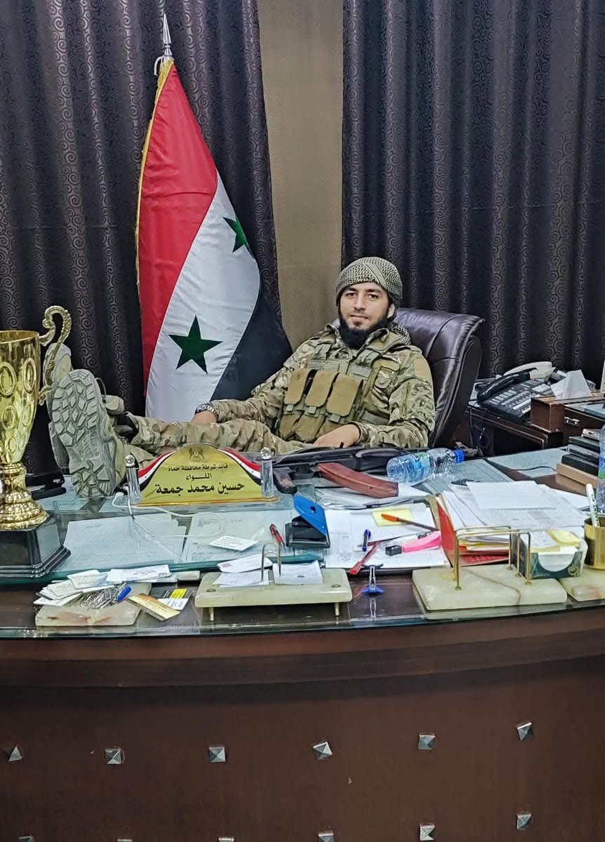 Omar_Madaniah's tweet photo. قائد شرطة حماة التابع للنظام اللواء "حسين جمعة" خرج في المساء ببث مباشر وقال إن الأمور بخير

صباحاً هرب اللواء واحد الثوار جلس على كرسيه https://t.co/rDBljWHuQc