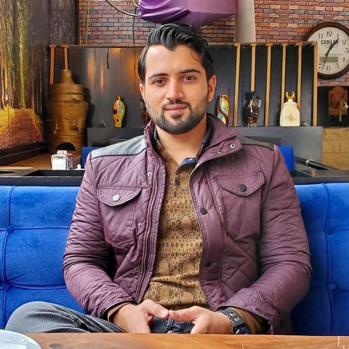 Asifspeaks2's tweet image. Please support:
Father of our friend @Aladeen441 is still not in touch with their family or loved ones. 
This illegal abduction is not only a crime this is violation of international human rights laws. Please keep raising your voice.
#Releasealadeenfather
#گولی_کیوں_چلائی