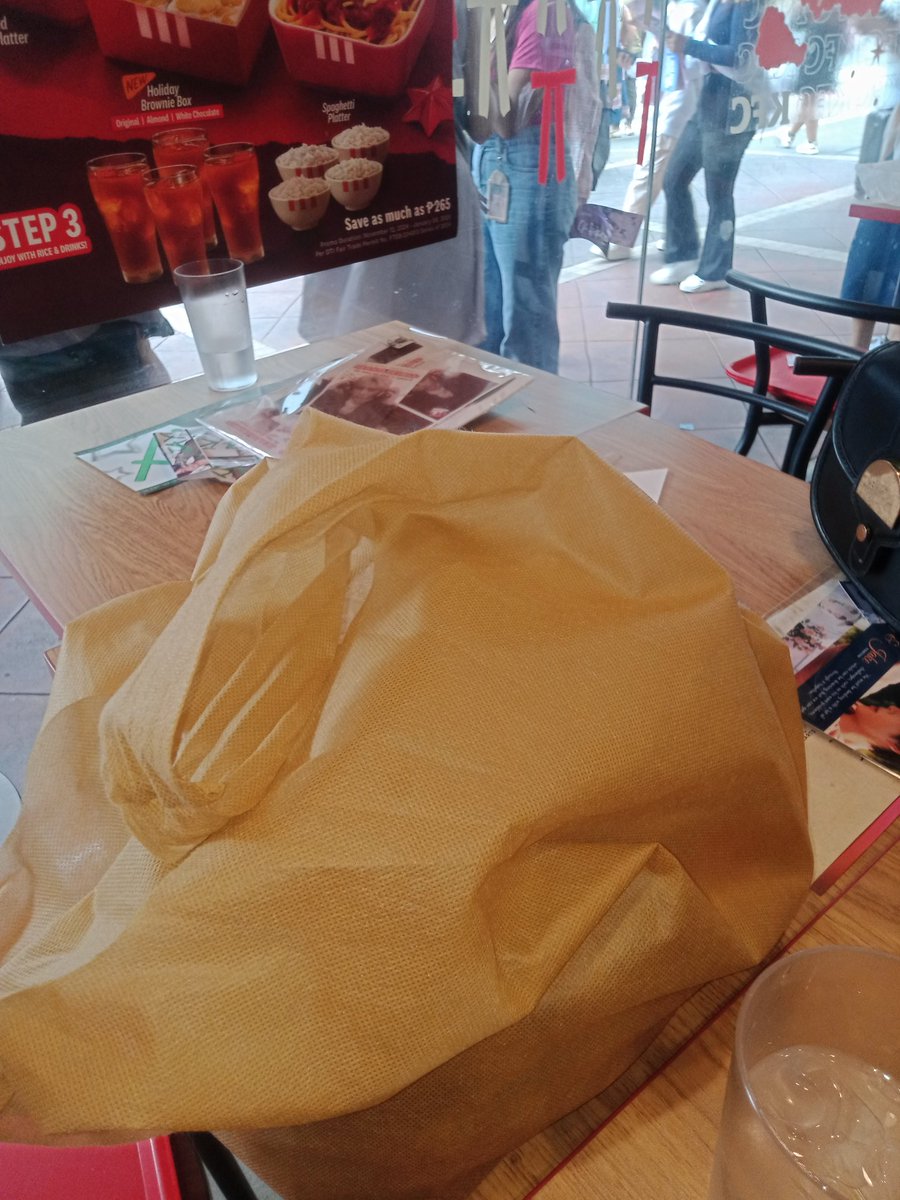 iamdohkyungsoo's tweet photo. I'm here po sa KFC pakiubos na po yung freebies ko. Thank you! 🧡

#DES7INED_ENHYPEN_with_DUNKINPH https://t.co/xq41Q4RYuX