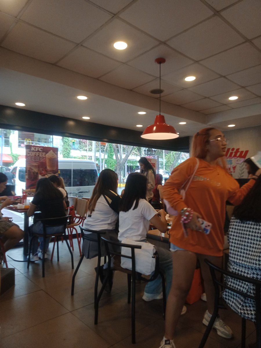 iamdohkyungsoo's tweet photo. I'm here po sa KFC pakiubos na po yung freebies ko. Thank you! 🧡

#DES7INED_ENHYPEN_with_DUNKINPH https://t.co/xq41Q4RYuX