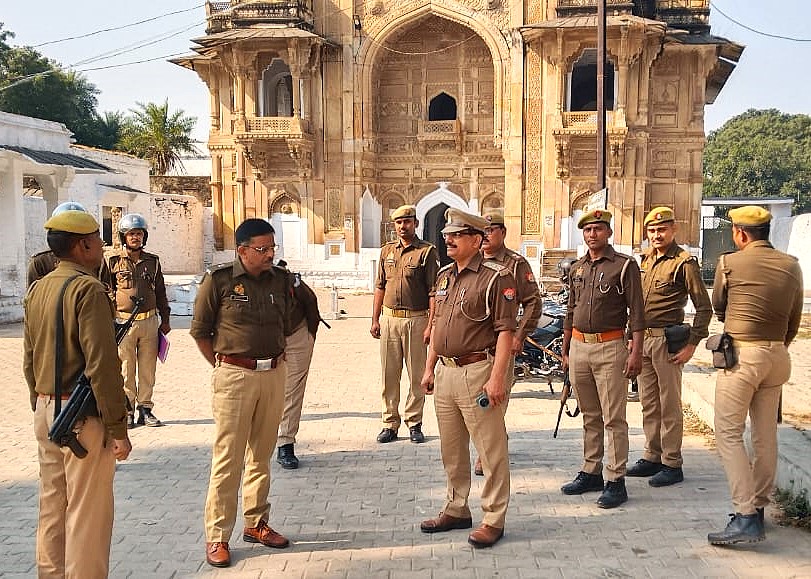mirzapurpolice's tweet photo. #SP_Mirzapur #अभिनन्दन के निर्देशन में #ASP_Operation, #CO_Operation व #सर्किल_आपरेशन के थानों द्वारा कानून एवं शांति व्यवस्था के दृष्टिगत थाना क्षेत्र में भ्रमण कर शुक्रवार/जुम्मे की नमाज को सकुशल संपन्न कराया जा रहा है।तीसरी आँख ड्रोन कैमरे से रखी जा रही है पैनी नजर।
#UPPolice https://t.co/WctL21n0ow