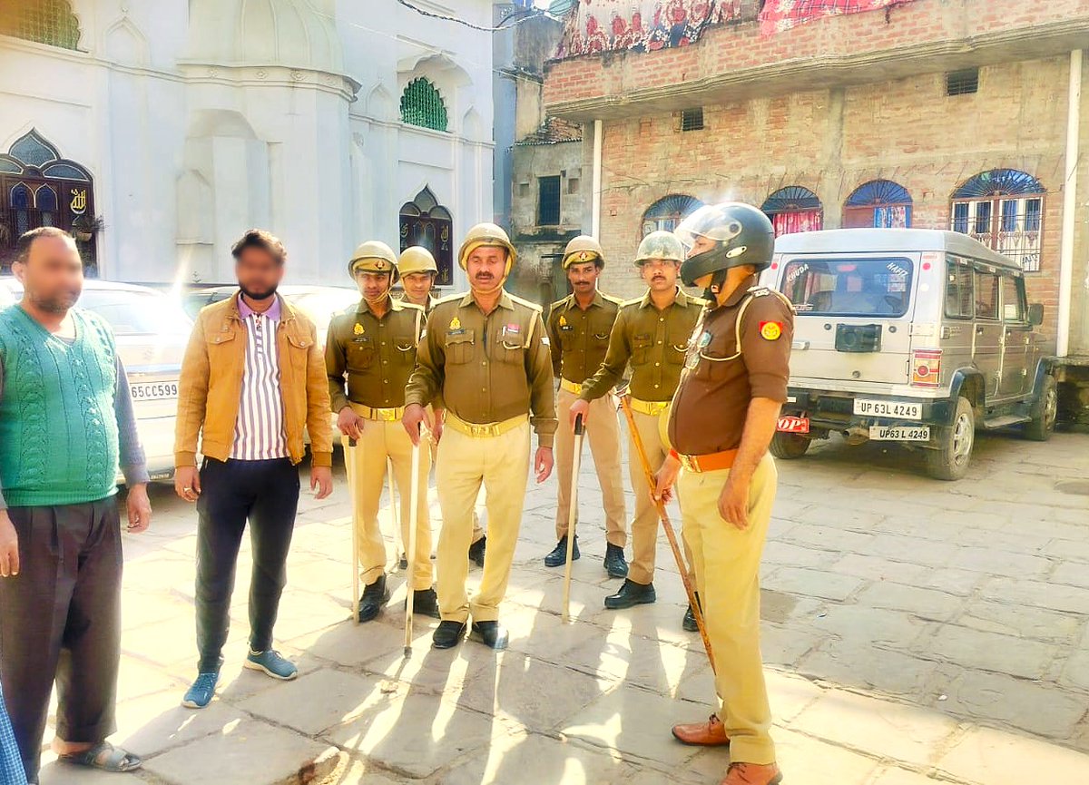 mirzapurpolice's tweet photo. #SP_Mirzapur #अभिनन्दन के निर्देशन में #ASP_Operation, #CO_Operation व #सर्किल_आपरेशन के थानों द्वारा कानून एवं शांति व्यवस्था के दृष्टिगत थाना क्षेत्र में भ्रमण कर शुक्रवार/जुम्मे की नमाज को सकुशल संपन्न कराया जा रहा है।तीसरी आँख ड्रोन कैमरे से रखी जा रही है पैनी नजर।
#UPPolice https://t.co/WctL21n0ow