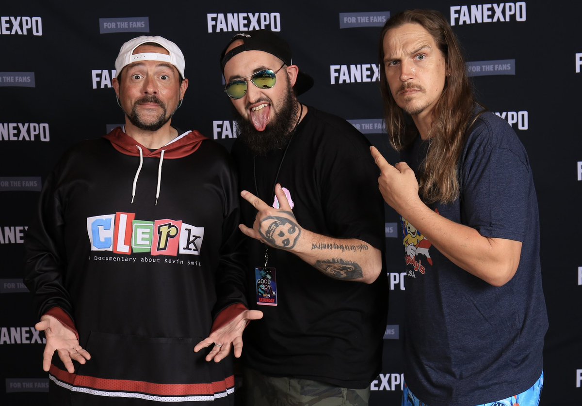ddiamondSHOW's tweet photo. @ThatKevinSmith what would I have to do on this planet, and what would it take to buy this hoodie??!!!! I’ll do a backflip, and I can’t even do one! 🙏 🙏 ☝️…. Been dying for this ever since I seen it! 😂 https://t.co/XL4iGtbLGi