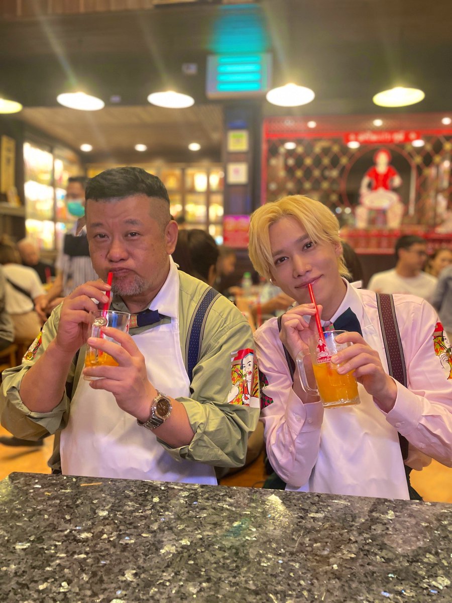 teibanmeshi's tweet photo. 今回、タイ🐘を訪れてくれた
グルメハンターは•••
#ケンドーコバヤシ さん🤠と

#KisMyFt2 の #千賀健永 さん✨

お二人でのロケは初めてということですが😳
初日から息ぴったり🤣
ぜひお楽しみに❗️

飲んでいるのは本当に甘い❗️
100%のオレンジジュース🍊
スタッフもびっくりの甘さでした😳 https://t.co/fajxUYBgUX