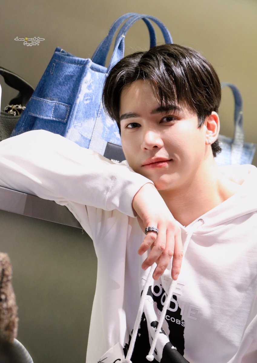 lemoncutetoo's tweet photo. [•031224•] MAX ☻
นี่สินะ กรธัสสสสสส์คนเท่ 👀🤟🏻
 
@MMaxmaxxxx  
#MarcJacobsxMaxNet
#mmaxmax #ไดโนกรธัสส์ 
#lemoncutetoo https://t.co/kDNvYG5m1O