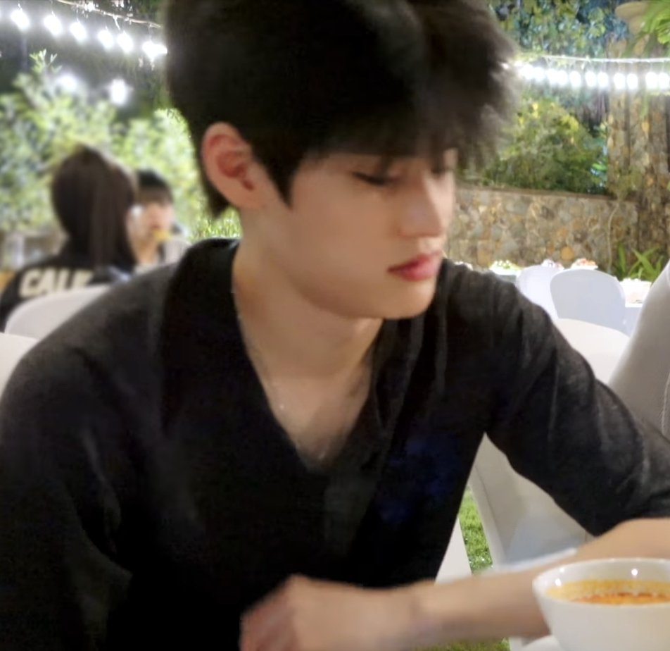 le_viajero's tweet photo. 넨또 캠게 헤어졌는데 닭갈비 집에서 마주치는 거 보고 싶음
이솧이 새 알바 구한 거 모르고 박얹빉 친구들이랑 먹으러 감 다 먹고 볶음밥 시켰는데 그거 이솧이가 들고옴 얹빉 동공지진 나고 친구들도 어... 이러는데 이솧이만 아무렇지 않게 볶음밥 3개 맞으시죠? 하고 야무지게 볶음 https://t.co/uyfIkFuDZy