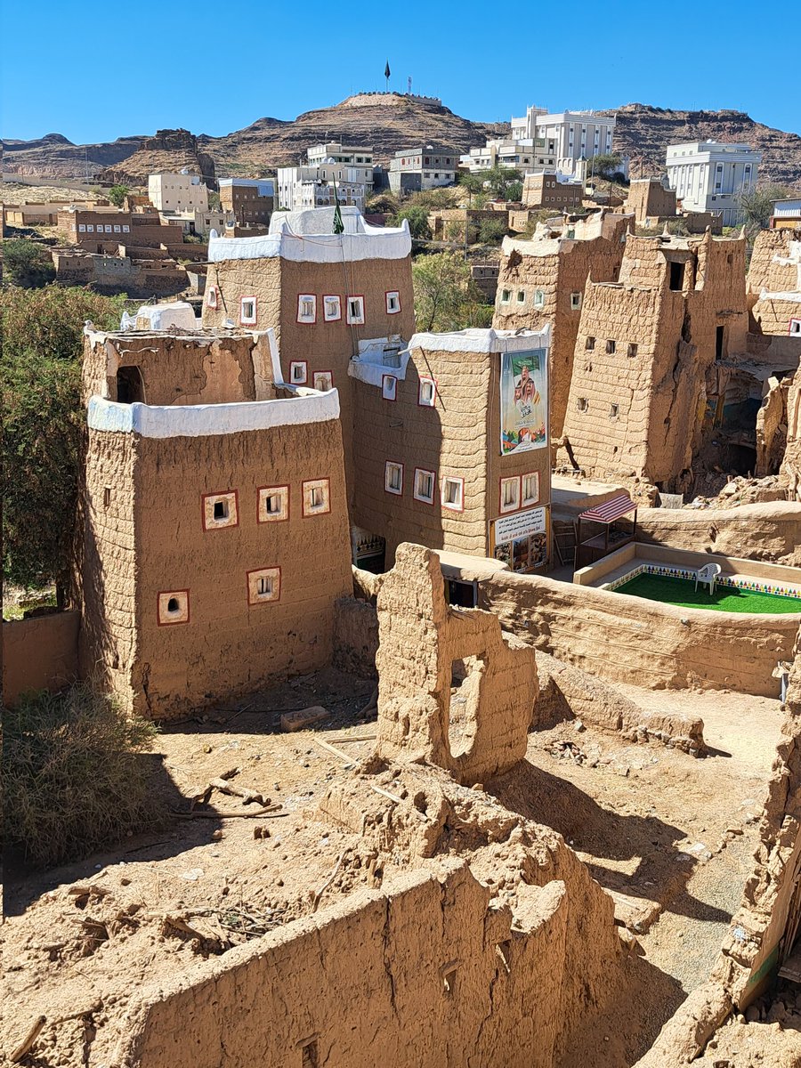 Paseando por el sur de Arabia Saudita,  ya a 15 km de Yemen.
Arquitectura tradicional de barro.