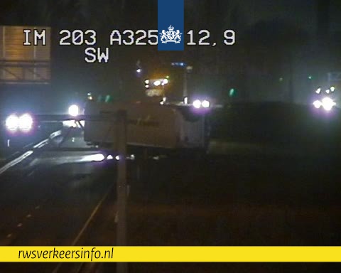 Rijbaan A15 dicht door geschaarde trekker met oplegger
