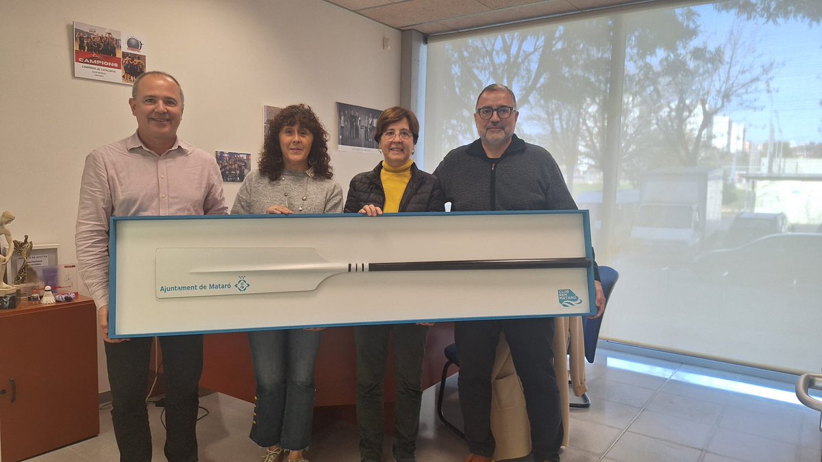 Presentació oficial del relleu de la Junta davant la Regidora d’Esport  la Sra. Bea Delgado i el Cap d’Esports de l’Ajuntament de Mataró el Sr. Salvador Grabolosa. La Presidenta, la Mei Ros i el President sortint Antoni Dorda entreguen replica d’un rem braca emmarcat per MarcArt