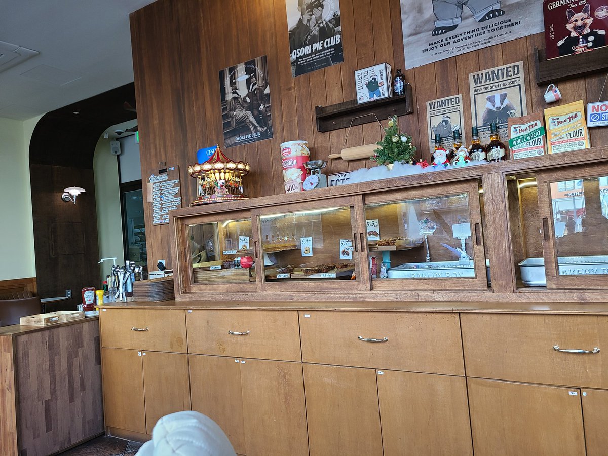 나성동 오소리파이클럽
이 가게가 처음 생겼을 때 세종에서도 미트파이를 먹을 수 있다니 탈-세종급 사건이라고 놀랐던 기억이 나네요 가격은 좀 있지만 괜찮습니다 어차피 세종은 어딜가나 비싸잖아요 비싸도 맛있으면 그만이죠 서울을 안 가도 되니 케텍값을 아낀 게 아닐까요