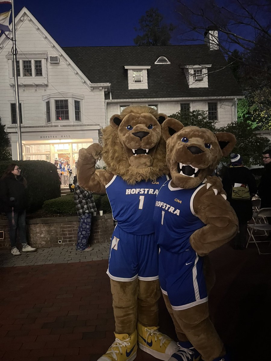 Azmi1234Azmi's tweet photo. Covering the annual lighting ceremony for The Hofstra Chronicle. Stay tuned for more!🎄

@HofstraU  @HerbertSchoolHU https://t.co/GW0AgV64s3