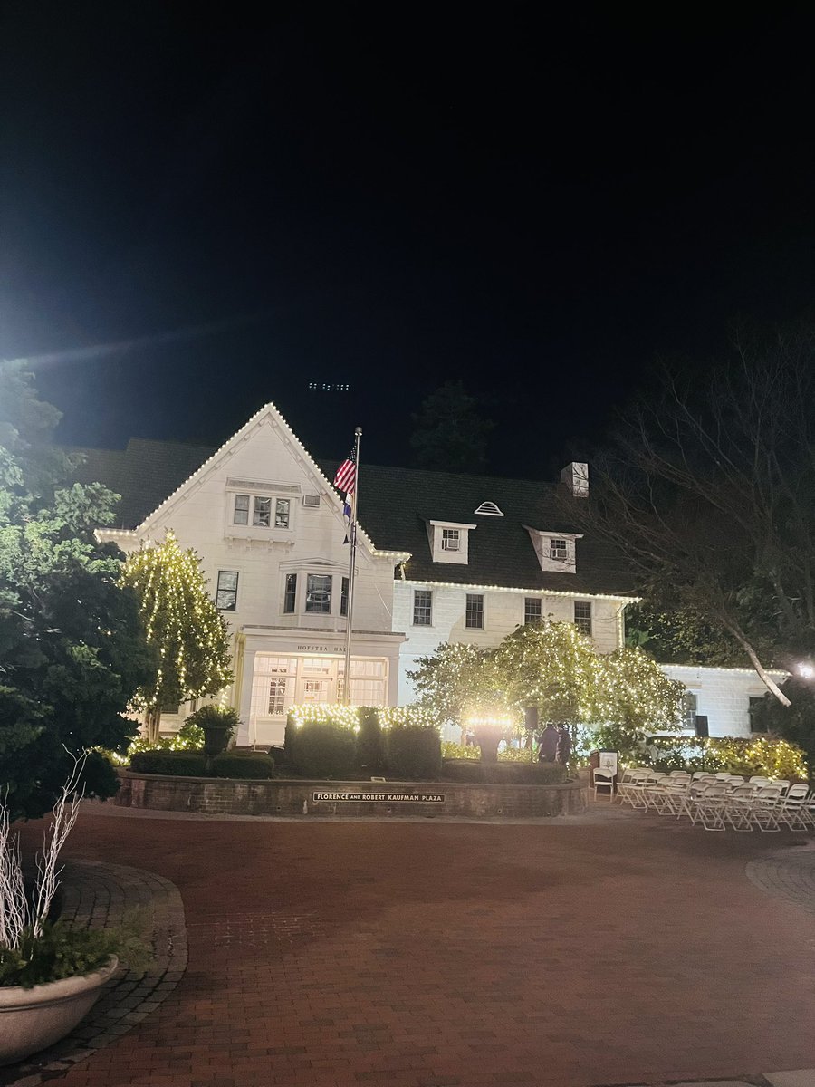 Azmi1234Azmi's tweet photo. Covering the annual lighting ceremony for The Hofstra Chronicle. Stay tuned for more!🎄

@HofstraU  @HerbertSchoolHU https://t.co/GW0AgV64s3