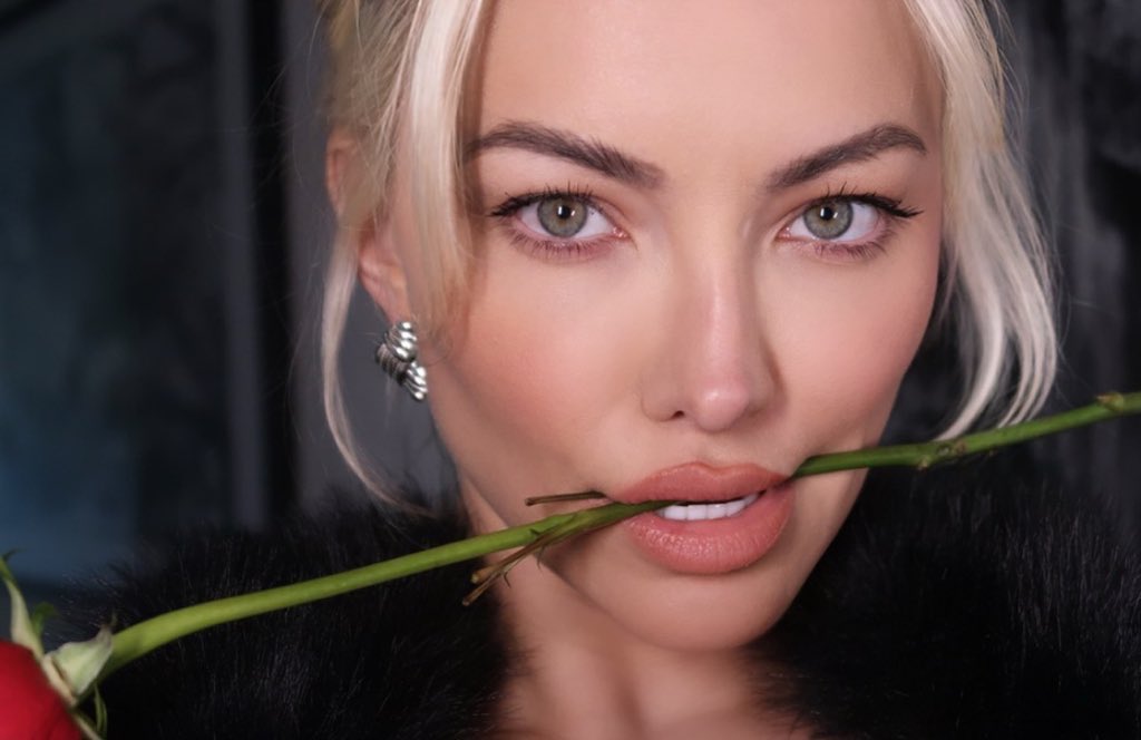 LindseyPelas's tweet photo. Santa knows I prefer roses 💋 https://t.co/IvN34Cw0Sf