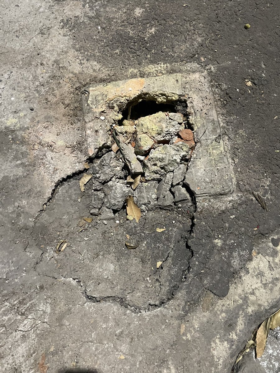 anniprincesss's tweet photo. Hola !! Solicito de su apoyo @OlaMHmx @AlcaldiaMHmx para tapar este socavón que se está haciendo en Cda de la calle 6 frente al #25 Deportiva Pensil entre Ginebra y Legaria,aun no se ha tapado!! https://t.co/ld5of8TfyM