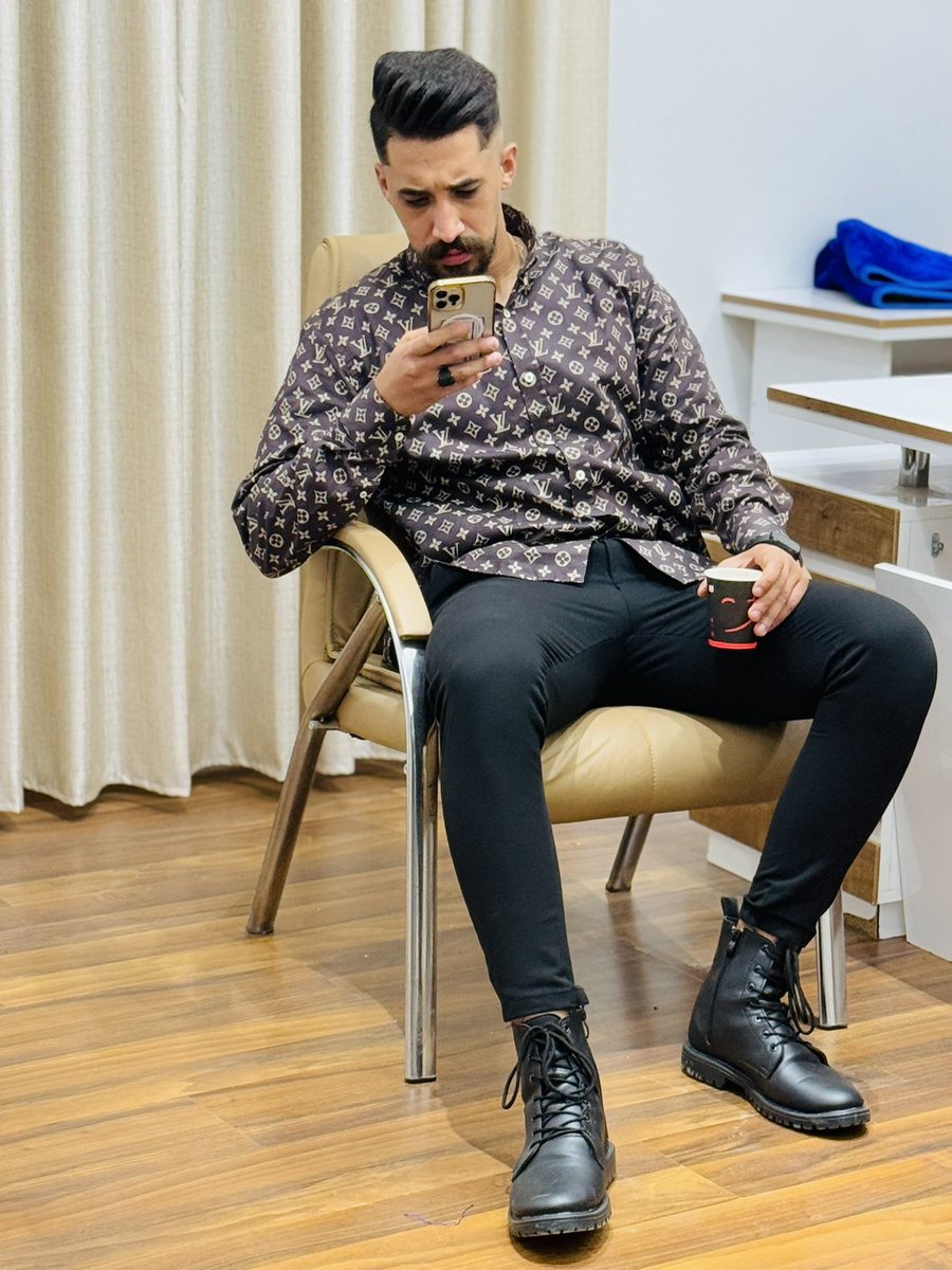 Mo_Al_Hadad's tweet photo. معاش يديرو فيه جو تغير الصور 
لكن ضروري من قلب قهوي عالماشي 🤎🖤 
#New_Avi https://t.co/fHOx7sLhzu