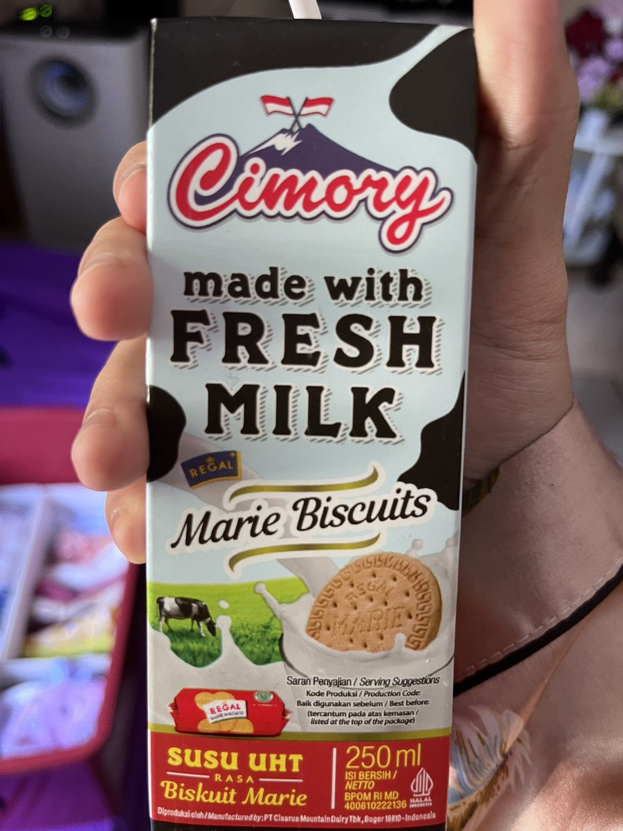 farahsabri29's tweet photo. Addictednya dengan susu ni 😍 

susu ni rasa lain pada yang lain tau.. dia ada rasa susu campur dgn biskut marie tu isy sedap tataw nak cakap macam mana 😋 tapi tula susah nak cari ni pun kawan adik balik dari Indonesia yang bagi.. https://t.co/iwMbnZu2XK
